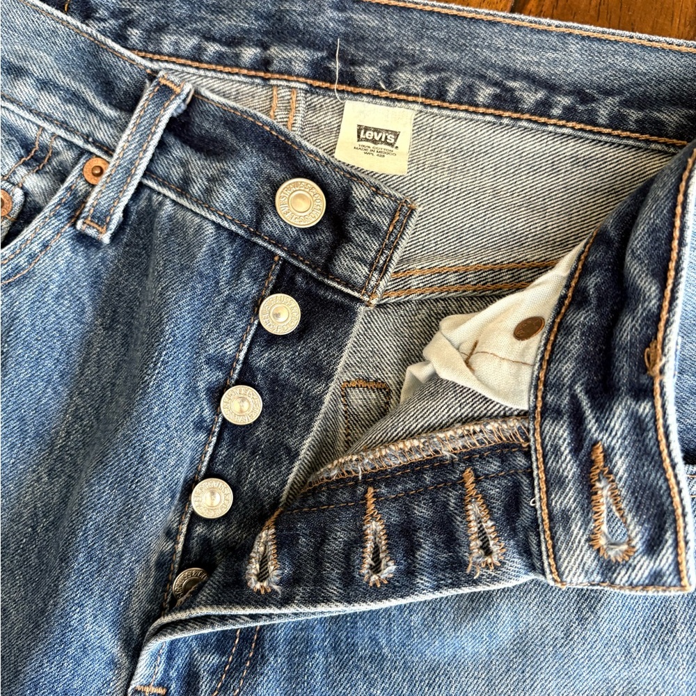 Vintage Levi's 501 Med/Dark Wash Button-Fly Blue Jeans - Y2K - Picture 3 of 11